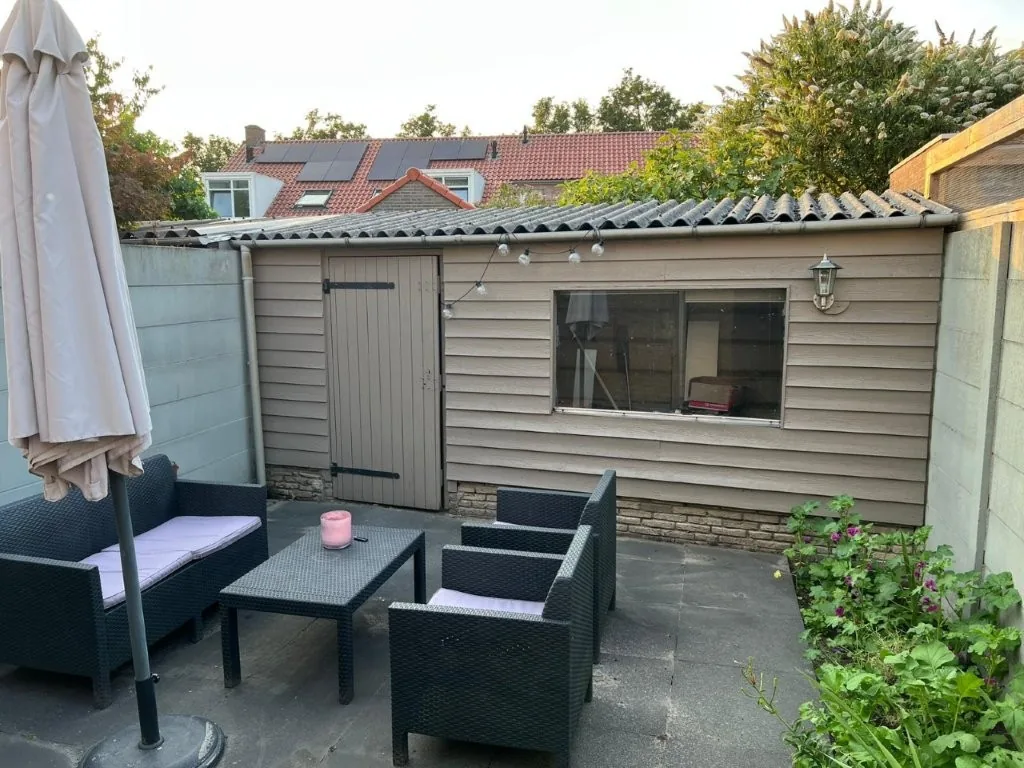 Achtertuin met loungeterras en houten berging