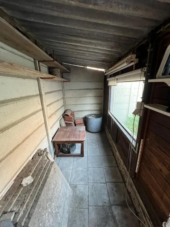 Interieur van de houten berging in de achtertuin