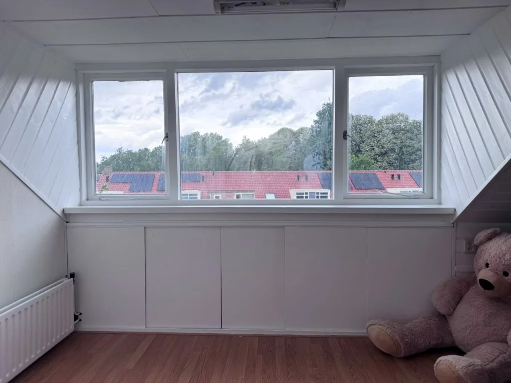 Zolderkamer met brede dakkapel