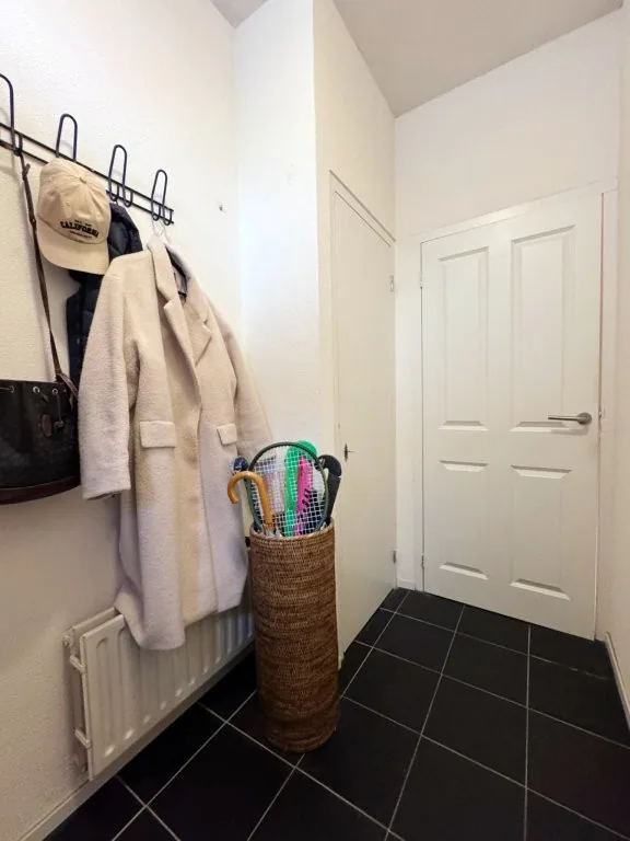 Hal met garderobe en tegelvloer
