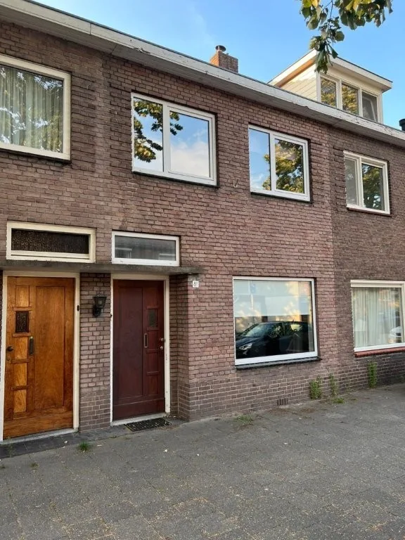 Voorgevel van de jaren '30 tussenwoning aan de Generaal Winkelmanstraat 81 in Tilburg
